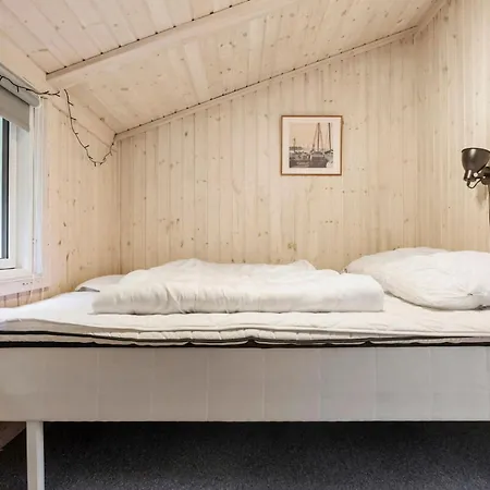 Stunning In Vaeggerlose With Sauna 度假居 Bøtø By